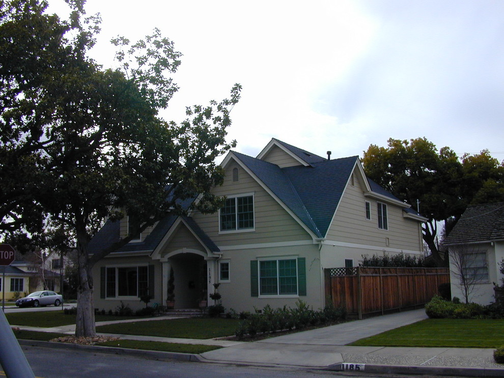 На фото: большой, двухэтажный, серый дом в классическом стиле с облицовкой из цементной штукатурки и мансардной крышей с