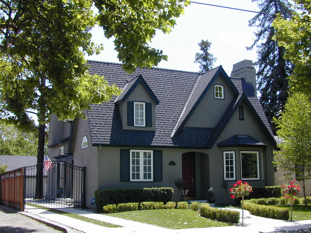 Photo of a large and gey classic two floor render detached house in San Francisco with a shingle roof.