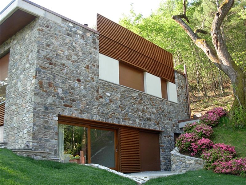 Idee per la facciata di una casa ampia marrone moderna a due piani con rivestimento in pietra e tetto piano