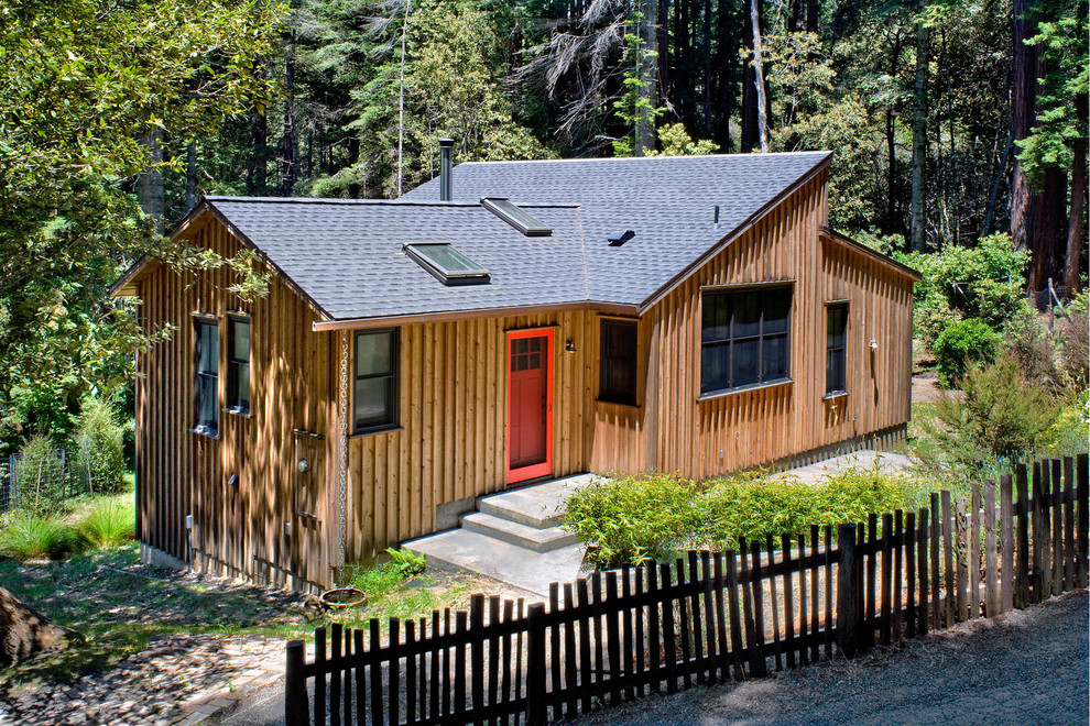 Cette photo montre une façade de maison montagne en bois à un étage.