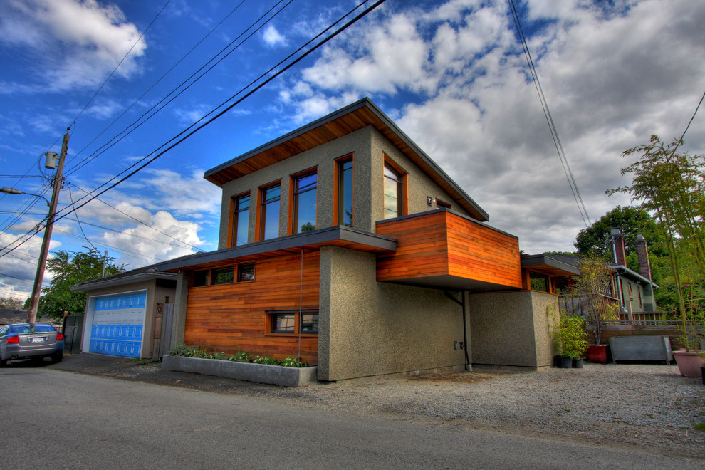 Immagine della facciata di una casa marrone moderna a due piani con rivestimento in legno
