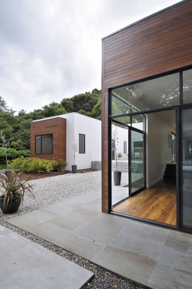 Aménagement d'une façade de maison contemporaine en bois de plain-pied.