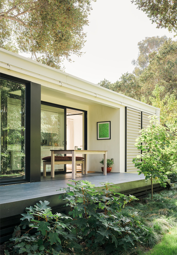 Стильный дизайн: бежевый дом в современном стиле с плоской крышей - последний тренд