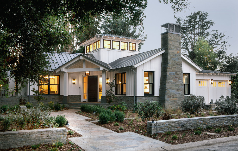 Einstöckiges Landhausstil Haus mit weißer Fassadenfarbe und Satteldach in San Francisco