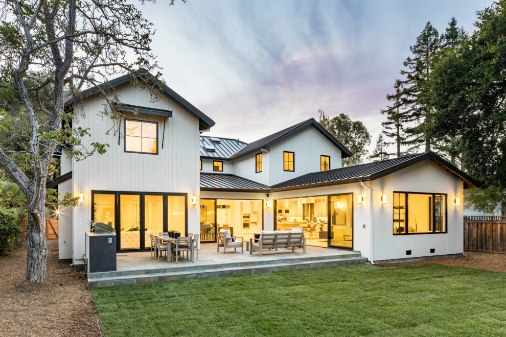 Großes, Zweistöckiges Landhausstil Einfamilienhaus mit Mix-Fassade, weißer Fassadenfarbe, Satteldach und Blechdach in San Francisco