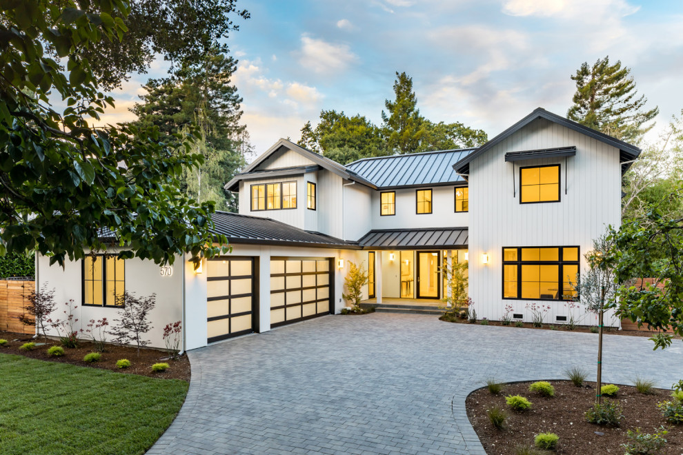 Diseño de fachada de casa blanca de estilo de casa de campo grande de dos plantas con revestimientos combinados, tejado a dos aguas y tejado de metal