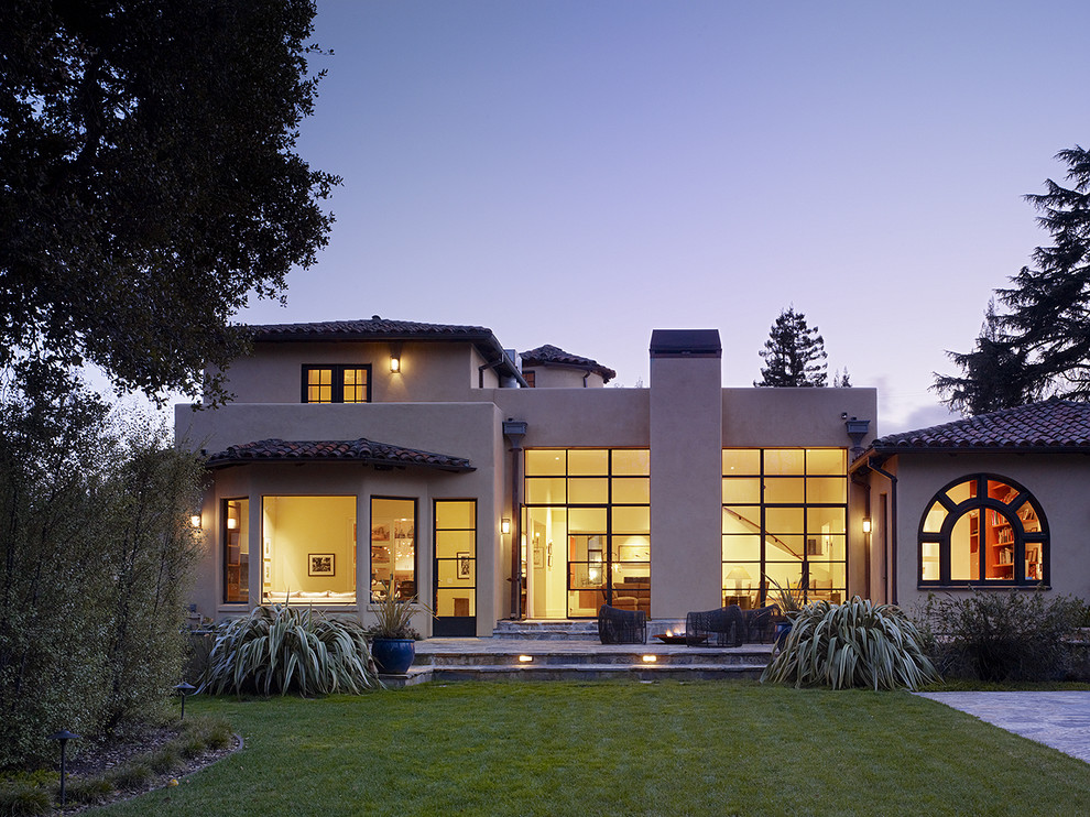 Пример оригинального дизайна: дом в средиземноморском стиле с облицовкой из цементной штукатурки