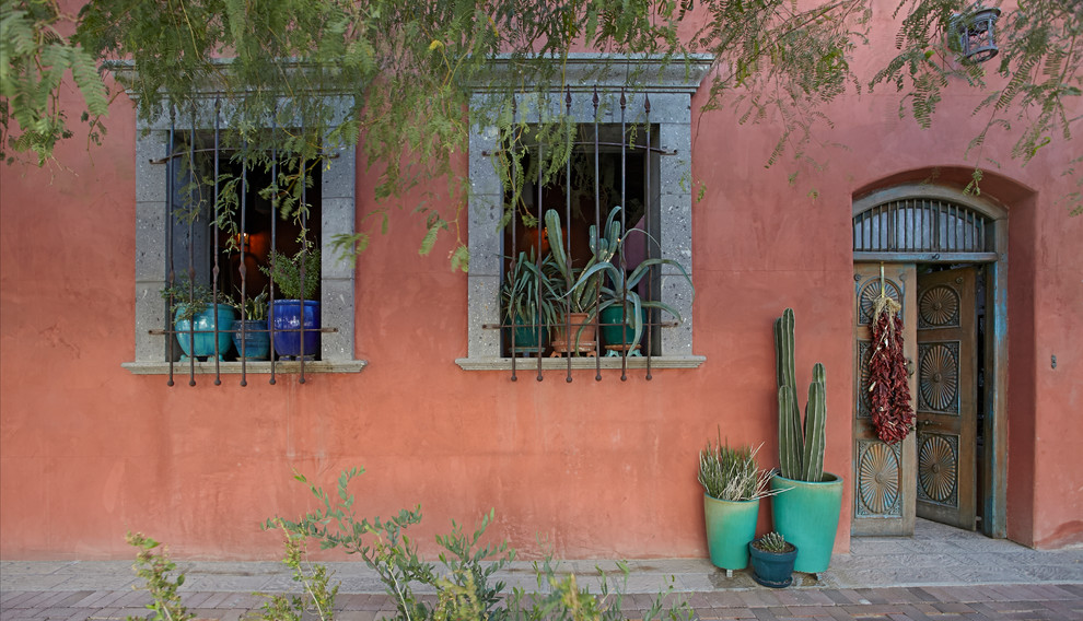 他の地域にあるサンタフェスタイルのおしゃれな家の外観 (漆喰サイディング) の写真