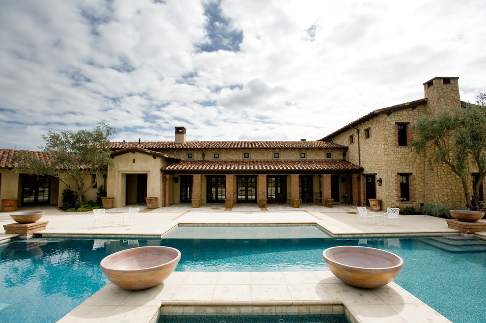 На фото: дом в средиземноморском стиле с облицовкой из камня