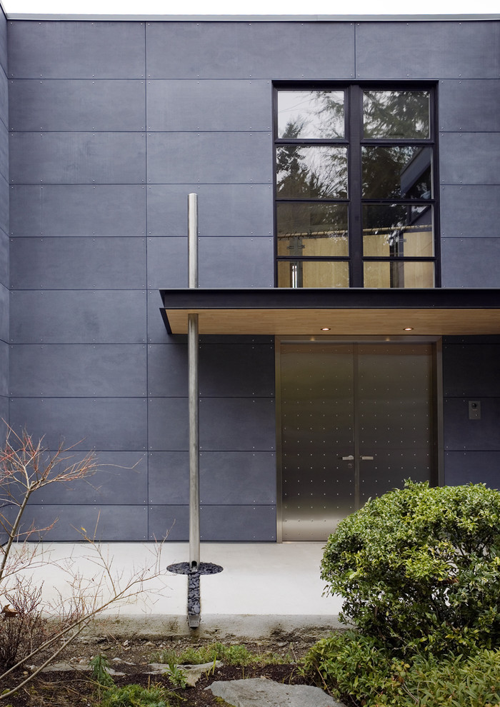 Réalisation d'une façade de maison métallique et bleue design.