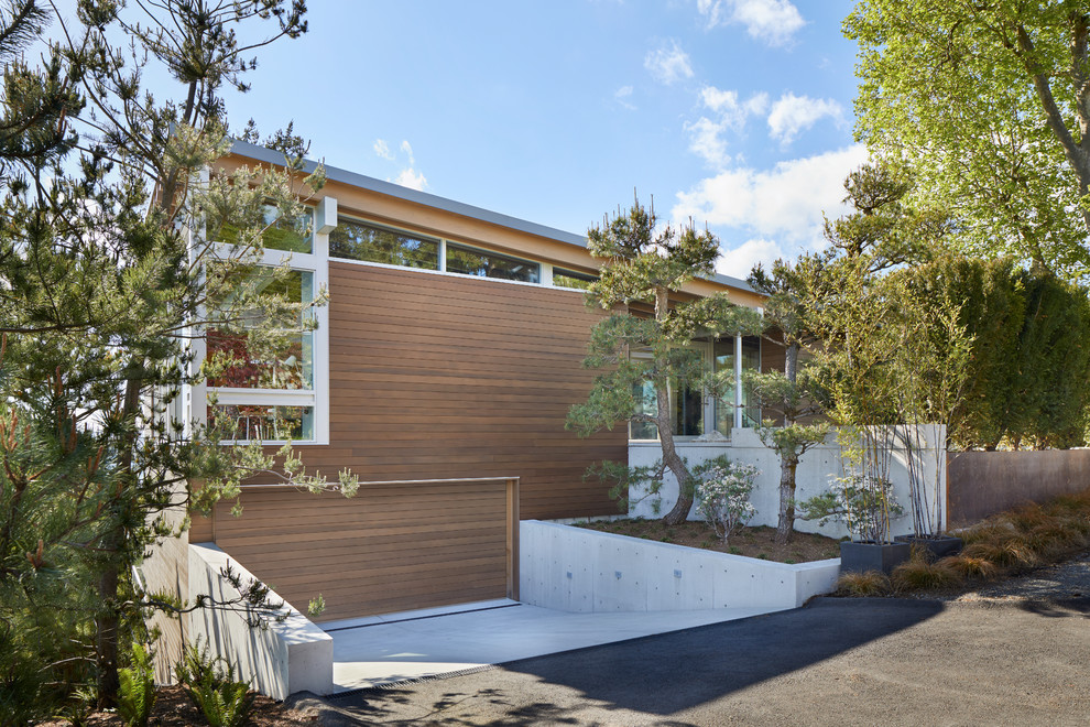 Idee per la facciata di una casa ampia marrone contemporanea a tre piani con rivestimento in legno