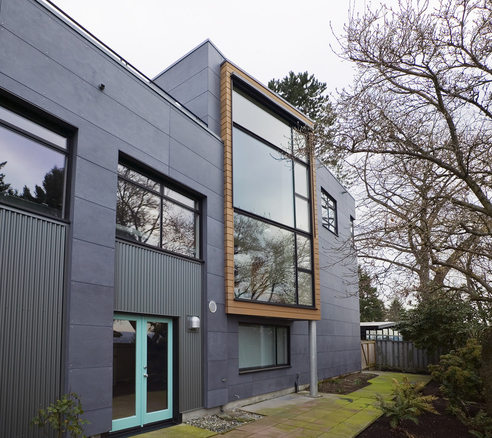 Immagine della facciata di una casa industriale con rivestimento in metallo e abbinamento di colori