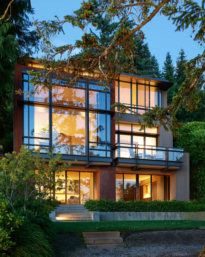 Inspiration pour une façade de maison marron design à deux étages et plus avec un toit plat.