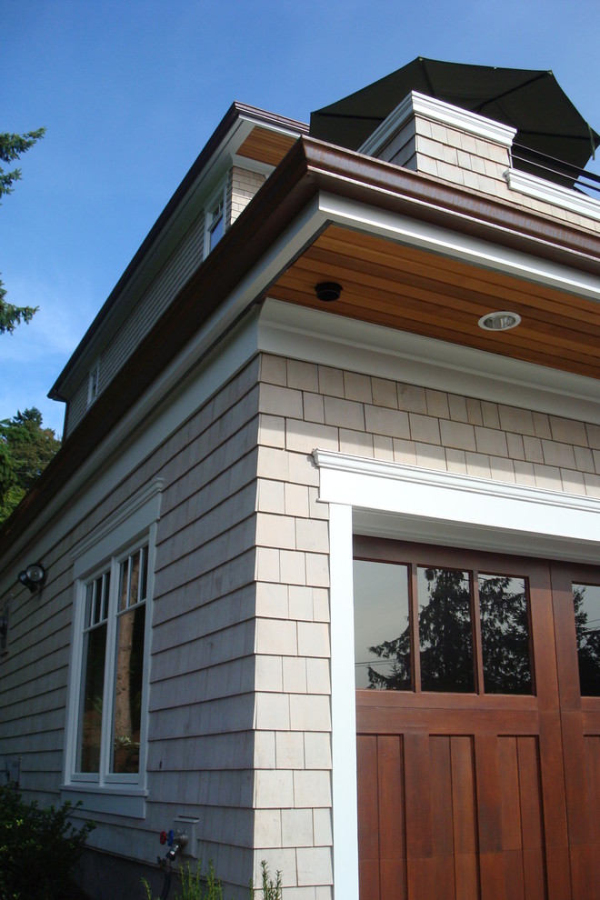 Inspiration pour une grande façade de maison beige traditionnelle en bois à deux étages et plus avec un toit à quatre pans.