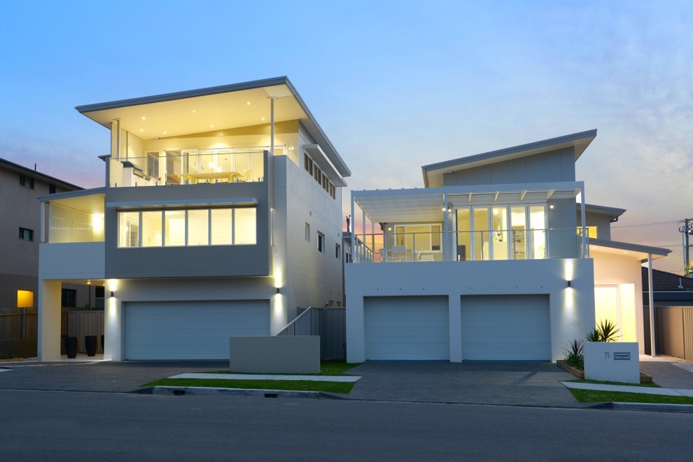 Idee per la villa grande bianca stile marinaro a due piani con rivestimento in cemento, tetto piano e copertura in metallo o lamiera