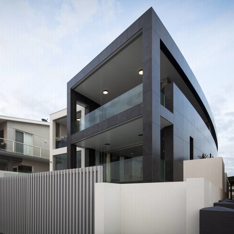 Zweistöckiges Modernes Haus mit grauer Fassadenfarbe und Flachdach in Sydney