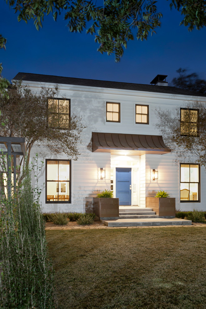 Große, Zweistöckige Klassische Holzfassade Haus mit weißer Fassadenfarbe und Satteldach in Austin