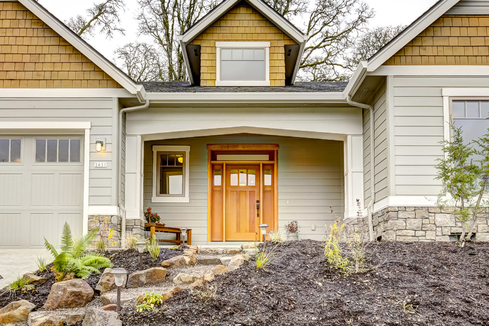 Großes, Zweistöckiges Rustikales Einfamilienhaus mit Mix-Fassade, gelber Fassadenfarbe, Satteldach und Schindeldach in Portland