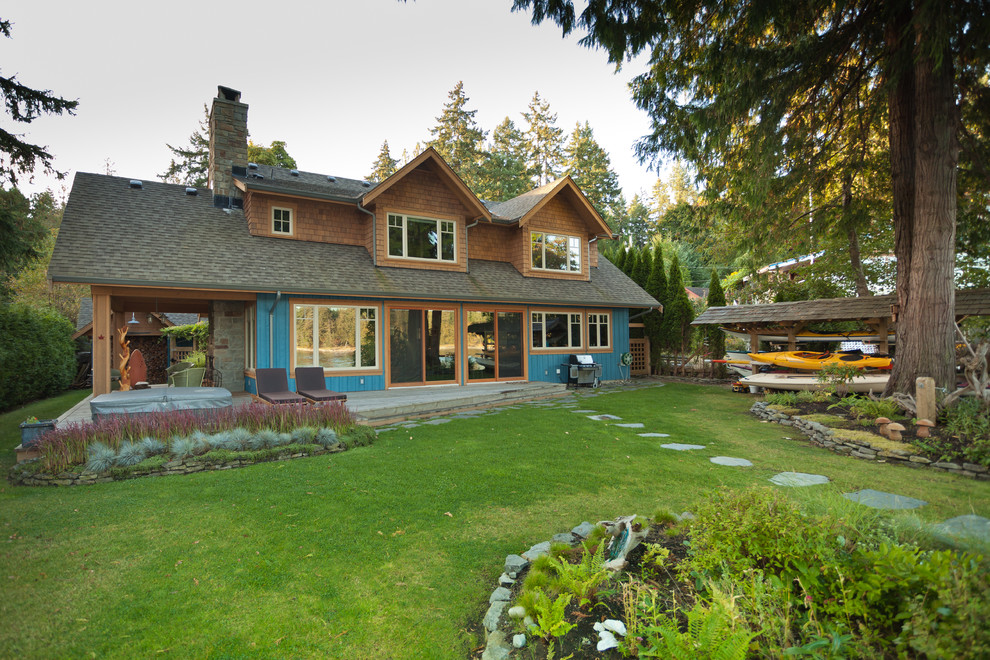 Пример оригинального дизайна: двухэтажный, синий частный загородный дом в классическом стиле с двускатной крышей