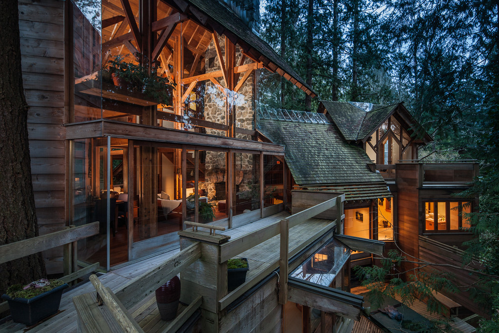 Aménagement d'une très grande façade de maison montagne à un étage avec un revêtement mixte.