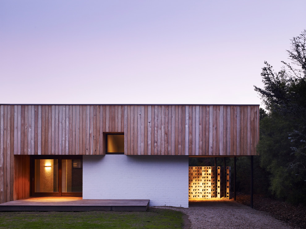 Идея дизайна: двухэтажный, коричневый дом в современном стиле с плоской крышей