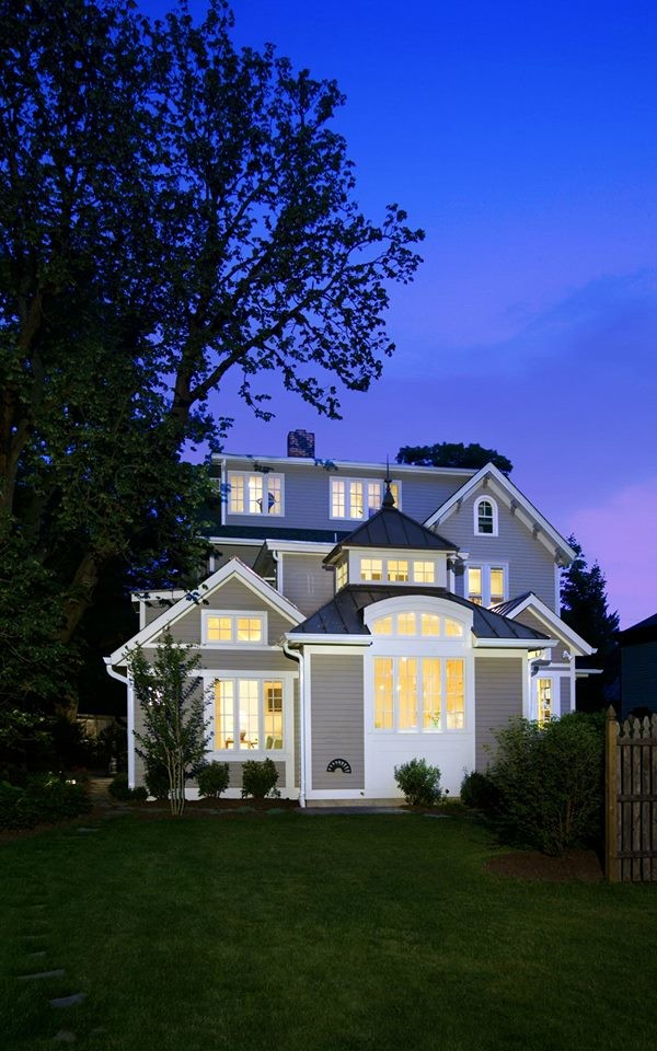 Источник вдохновения для домашнего уюта: трехэтажный, серый частный загородный дом среднего размера в классическом стиле с облицовкой из ЦСП, двускатной крышей и металлической крышей