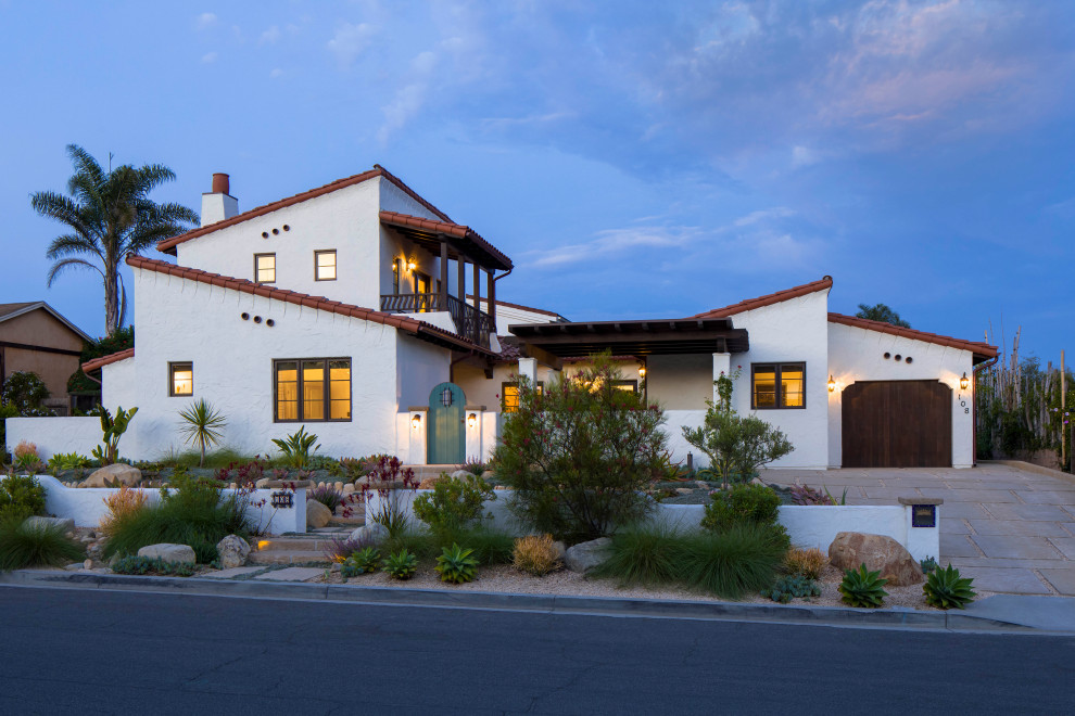 Mittelgroßes, Zweistöckiges Mediterranes Einfamilienhaus mit Putzfassade, weißer Fassadenfarbe, Satteldach, Ziegeldach und rotem Dach in Santa Barbara