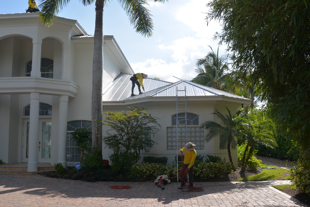 Geräumiges, Zweistöckiges Mediterranes Einfamilienhaus mit Putzfassade, weißer Fassadenfarbe und Blechdach in Orlando