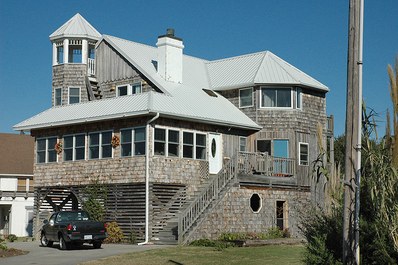 Immagine della facciata di una casa vittoriana con tetto bianco
