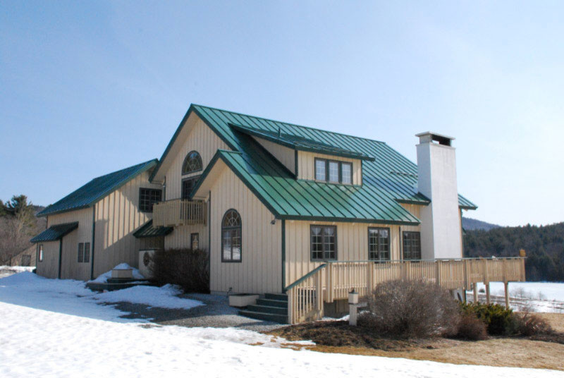 Foto de fachada de casa beige clásica grande de dos plantas con revestimientos combinados, tejado de un solo tendido y tejado de metal