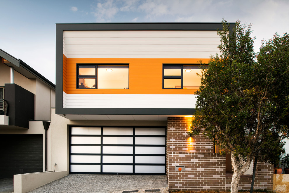 Пример оригинального дизайна: двухэтажный дом в японском стиле в современном стиле с комбинированной облицовкой