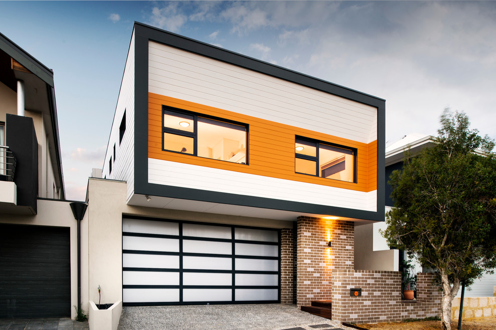 Exemple d'une façade de maison jaune tendance en panneau de béton fibré de taille moyenne et à un étage.