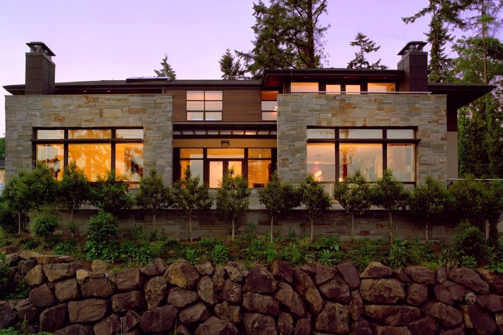 На фото: огромный, трехэтажный дом в современном стиле с облицовкой из камня