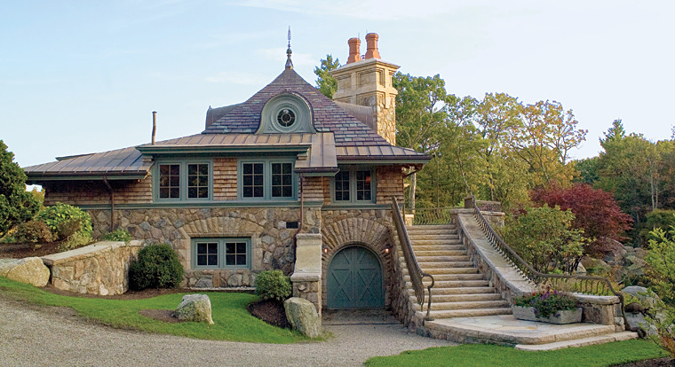 Geräumiges, Dreistöckiges Eklektisches Haus mit Steinfassade und brauner Fassadenfarbe in Boston