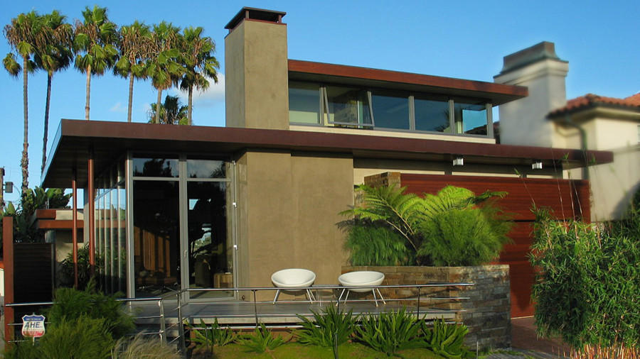 Idee per la facciata di una casa beige contemporanea a due piani di medie dimensioni con rivestimenti misti e tetto piano