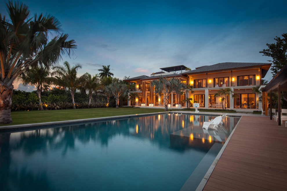 Großes, Zweistöckiges Modernes Einfamilienhaus mit Walmdach und Schindeldach in Miami