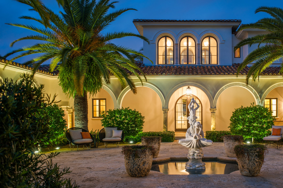 Geräumiges, Zweistöckiges Mediterranes Haus mit Putzfassade und beiger Fassadenfarbe in Miami