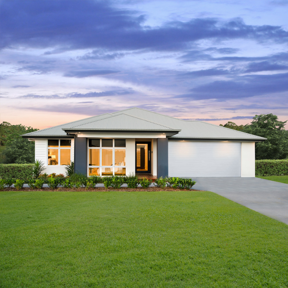 Inspiration pour une façade de maison blanche marine de plain-pied avec un revêtement mixte, un toit à deux pans et un toit en métal.