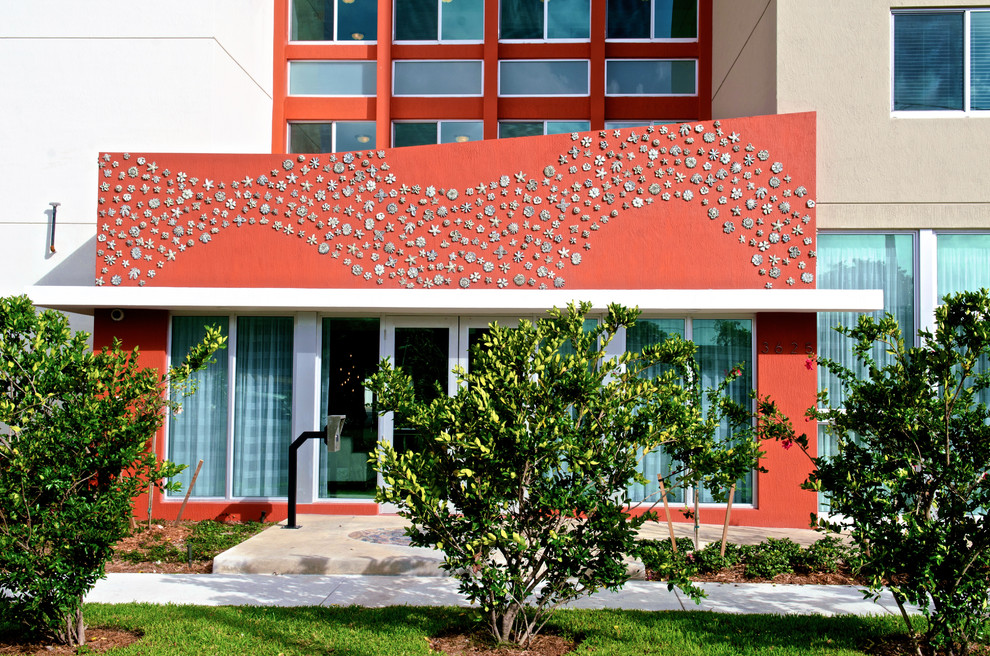 Ejemplo de fachada de piso multicolor contemporánea extra grande de tres plantas con revestimiento de hormigón, tejado plano y tejado de varios materiales