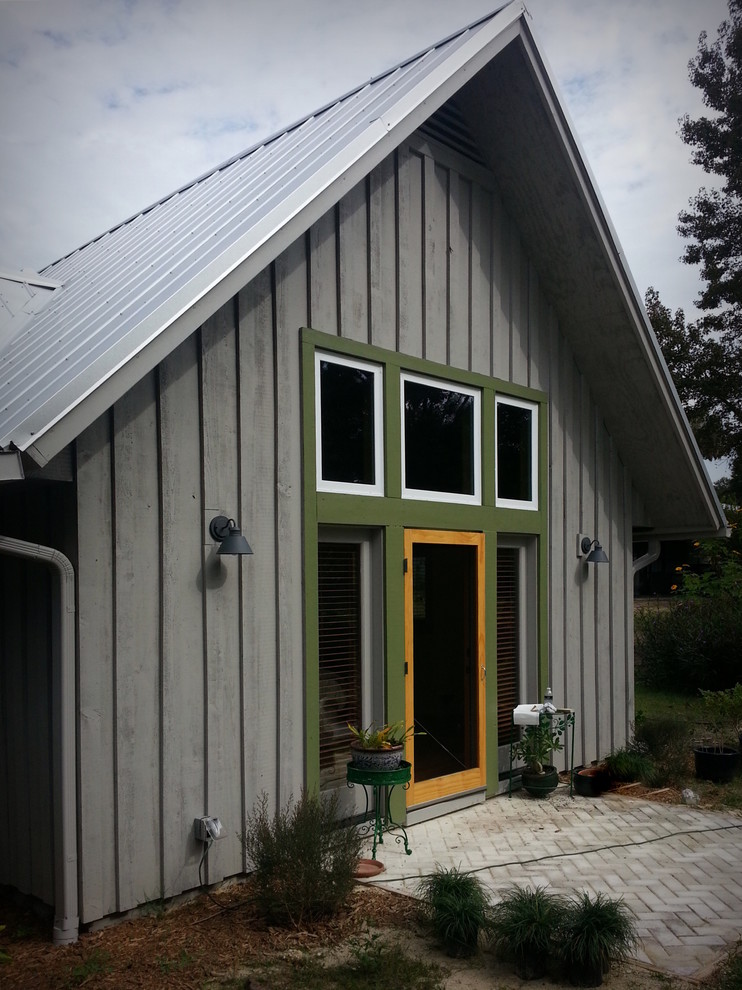 Kleine, Einstöckige Country Holzfassade Haus mit grauer Fassadenfarbe und Satteldach in Orlando