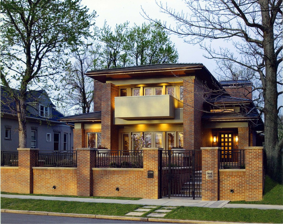 Свежая идея для дизайна: двухэтажный, кирпичный дом среднего размера в стиле кантри - отличное фото интерьера