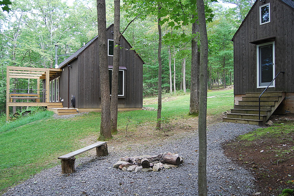 Пример оригинального дизайна: деревянный, серый дом в современном стиле для охотников