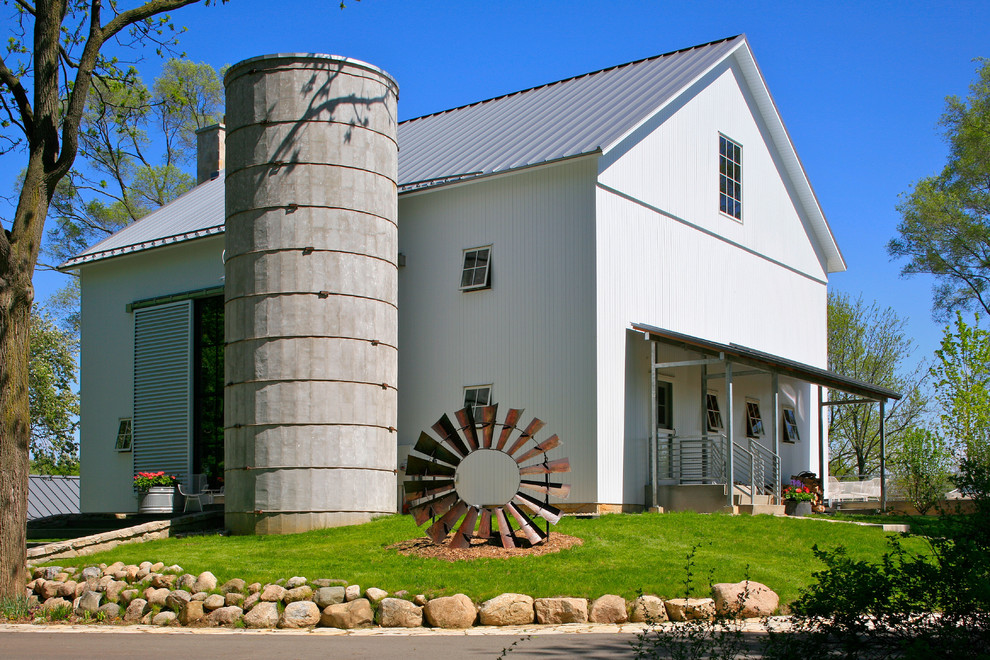 Aménagement d'une façade de grange rénovée blanche campagne.
