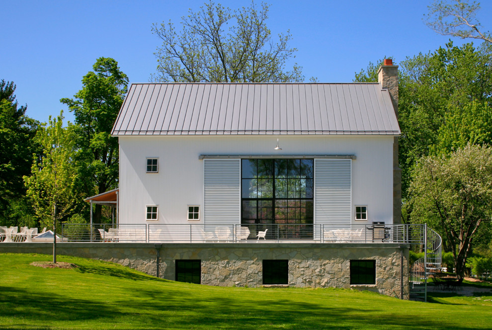 Inspiration for a country white exterior home remodel in Detroit