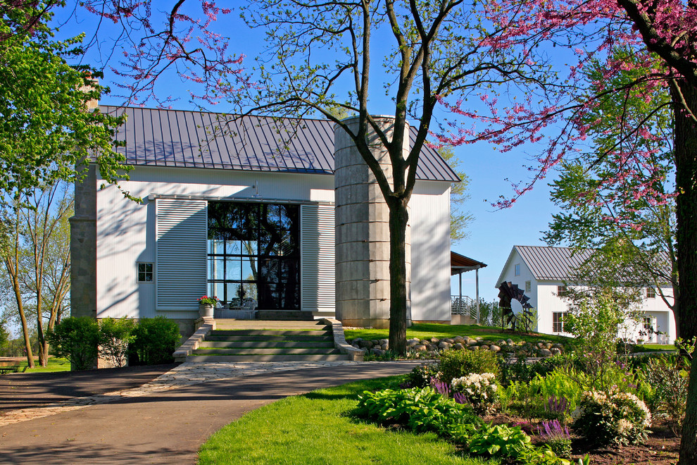 Inspiration for a farmhouse white exterior home remodel in Detroit