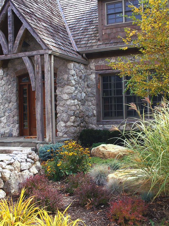 Cette photo montre une façade de maison grise montagne en pierre de taille moyenne et à un étage.