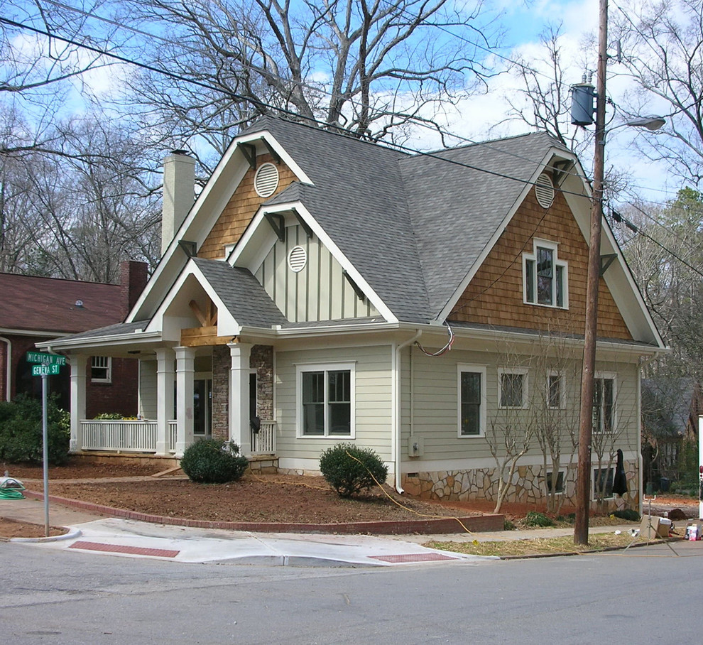 Idee per la facciata di una casa verde american style a un piano di medie dimensioni con rivestimenti misti e falda a timpano