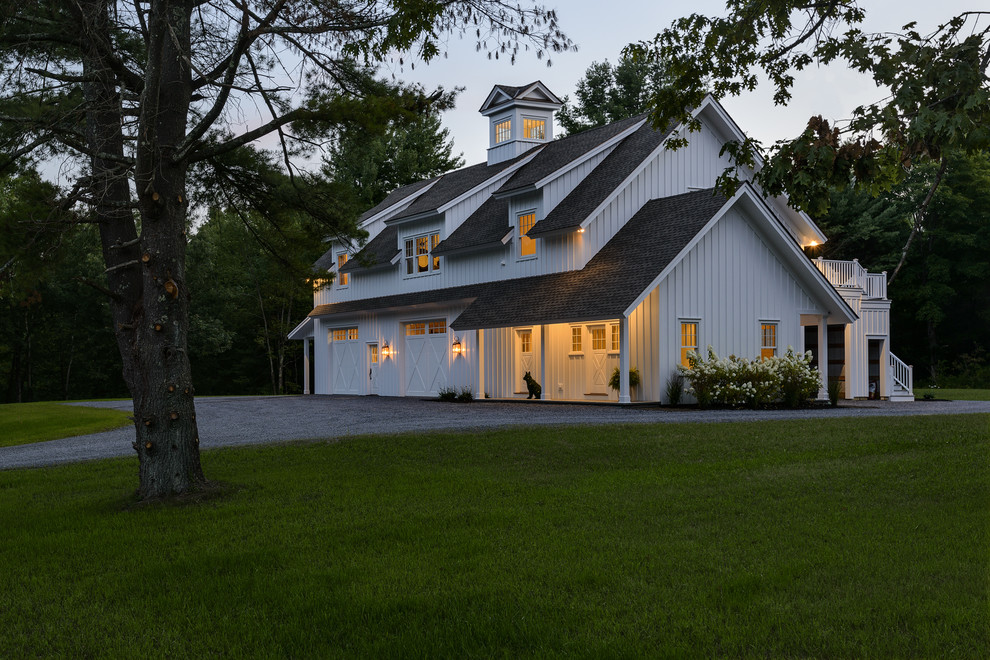 Esempio della facciata di una casa bianca country a due piani con tetto a capanna