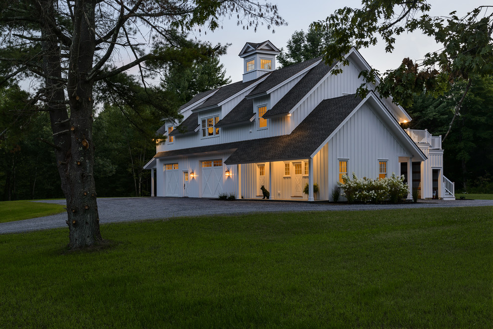 Exemple d'une façade de maison blanche nature à un étage avec un toit à deux pans.