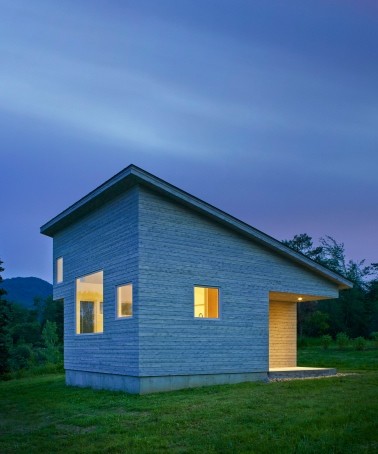 Источник вдохновения для домашнего уюта: маленький, одноэтажный, деревянный, серый дом в стиле модернизм с односкатной крышей для на участке и в саду